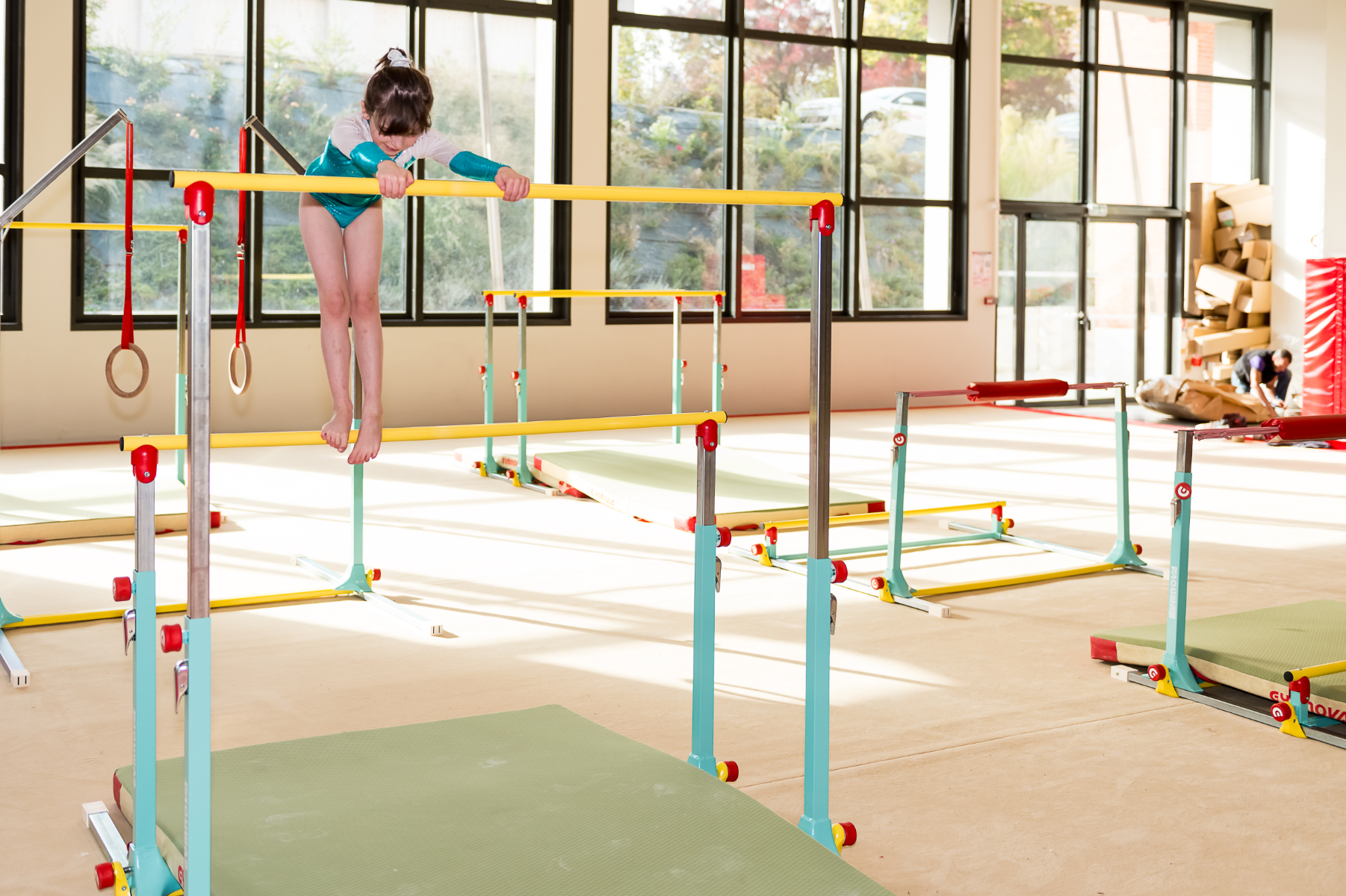 Barres de gymnastique extensibles pour enfants - Barre asymétrique - Outils  d'exercice pour enfants - Entraînement junior, jeu d'intérieur : :  Sports et Plein air